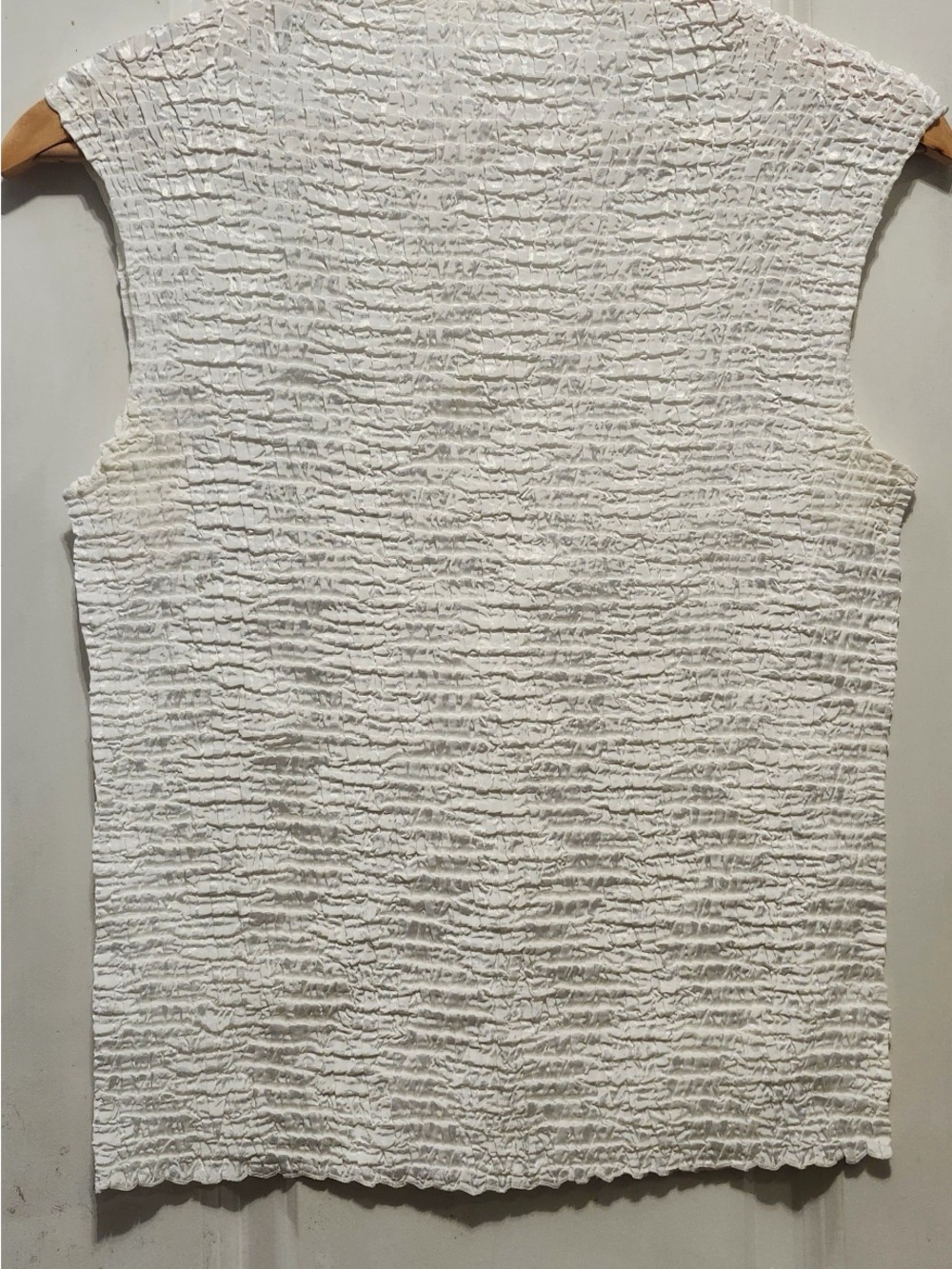 Women’s White Textured Sleeveless Top